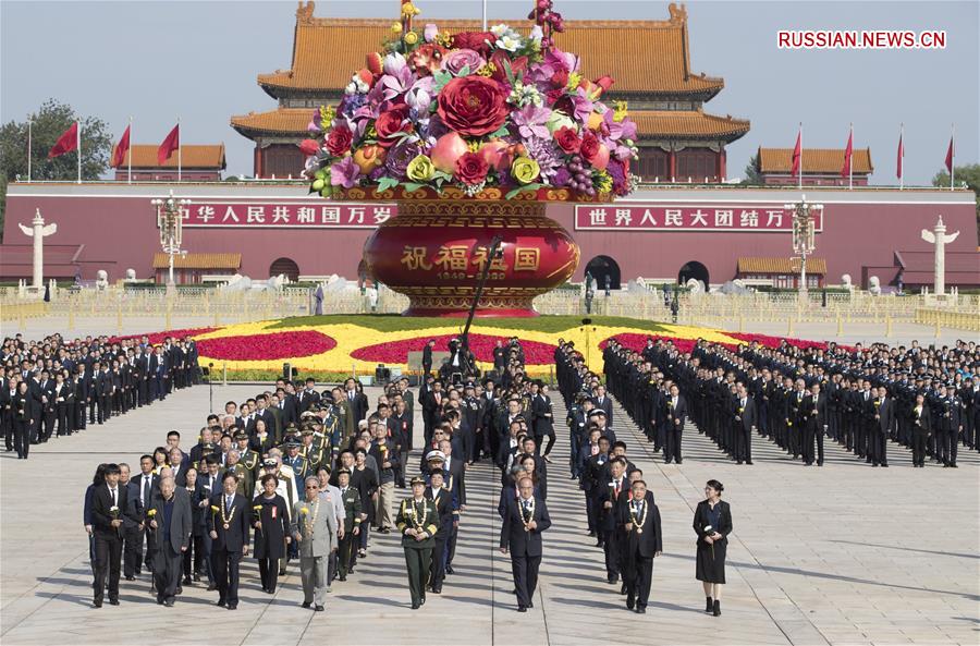 На площади Тяньаньмэнь прошла церемония возложения корзин с цветами к Памятнику павшим народным героям