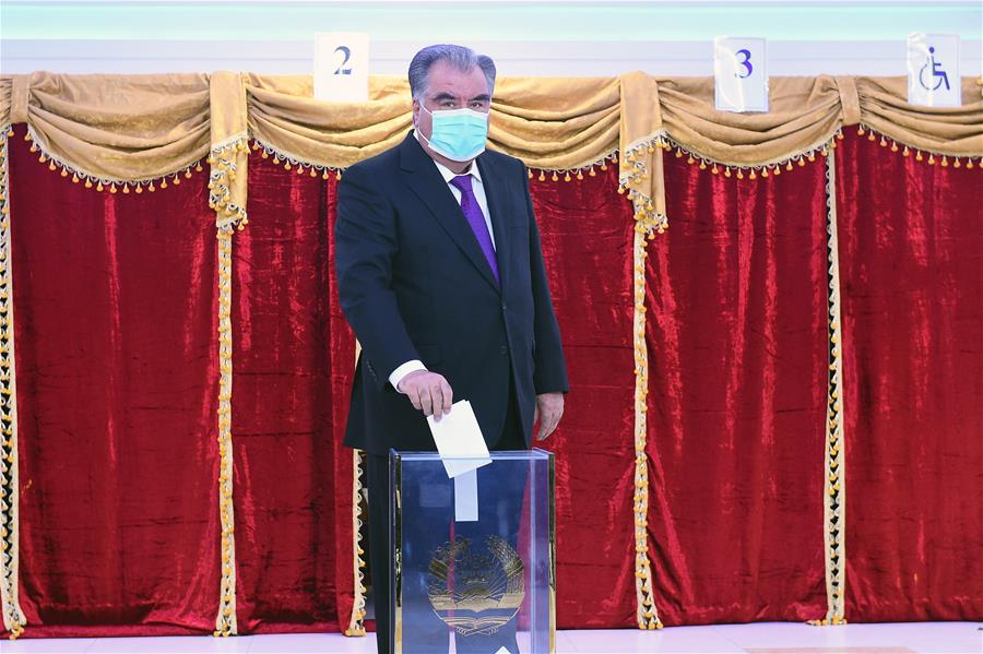 В Таджикистане завершилось голосование на президентских выборах