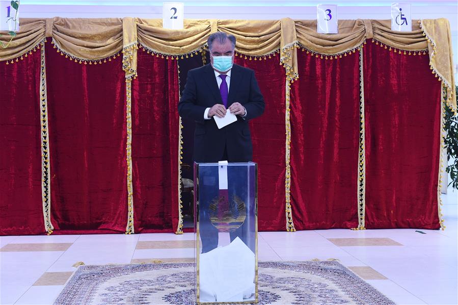 В Таджикистане завершилось голосование на президентских выборах