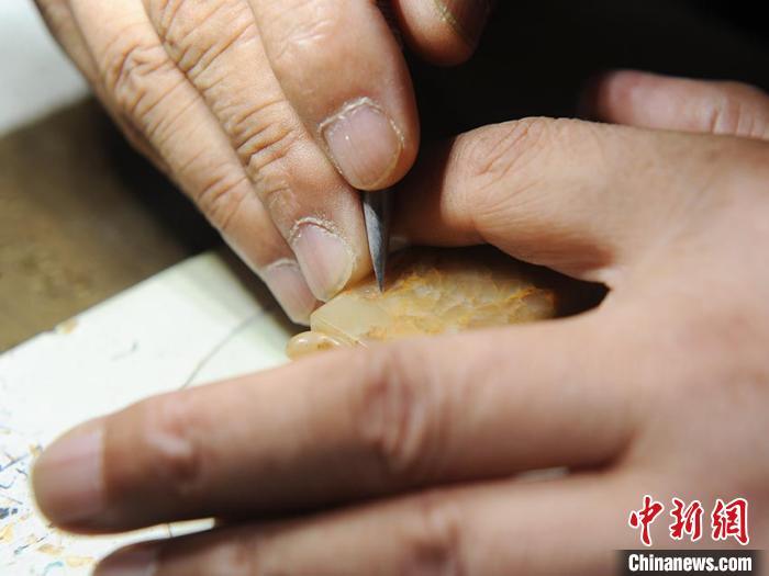 Китаец вырезал миниатюрную книгу «Искусство войны» из камня