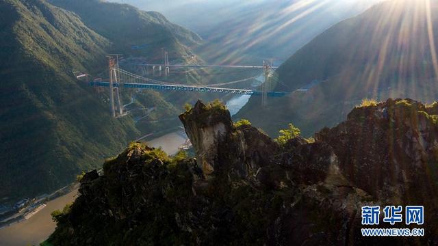 Смыкание крупного моста железной дороги Лицзян – Шангри-Ла
