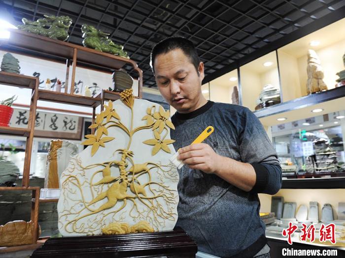 Китаец изображает сельские сцены сбора урожая через искусство резьбы по камню