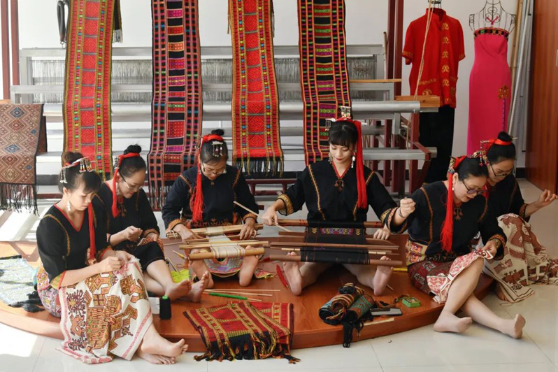 Китаянка осуществила предпринимательскую мечту с помощью развития вышивки народности ли