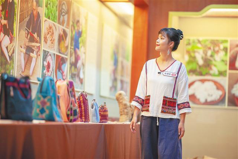 Китаянка осуществила предпринимательскую мечту с помощью развития вышивки народности ли