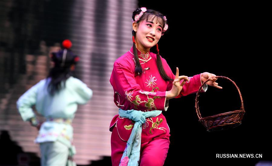 Праздничные спектакли в Шицзячжуанском театре китайской музыкальной драмы пинцзюй
