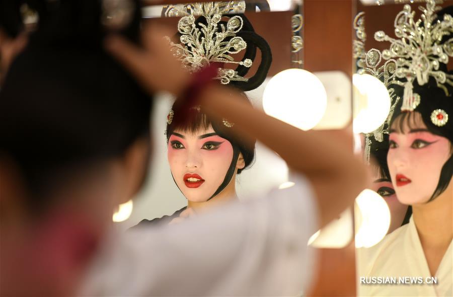 Праздничные спектакли в Шицзячжуанском театре китайской музыкальной драмы пинцзюй