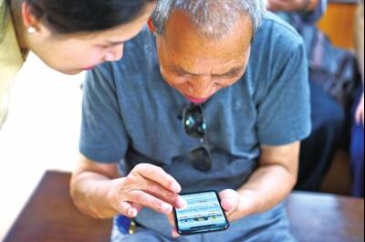 Пожилые китайцы сталкиваются с «цифровой пропастью»