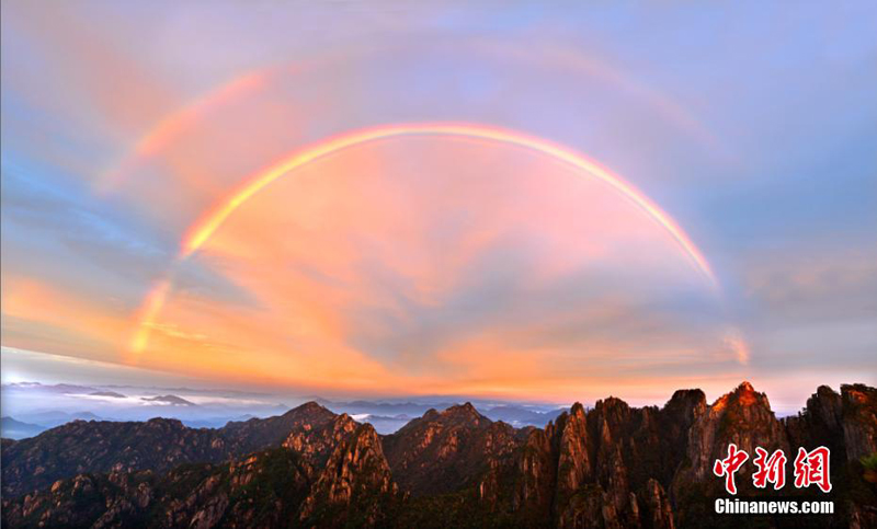 Двойная радуга появилась в небе над горой Хуаньшань после дождя