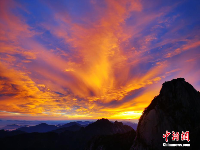 Двойная радуга появилась в небе над горой Хуаньшань после дождя