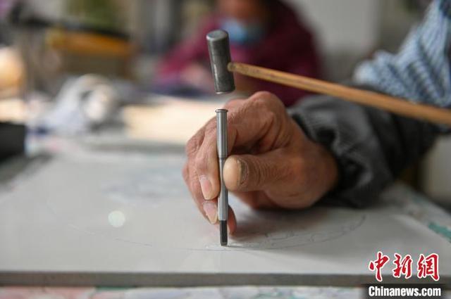 Китаец вырезал «Шэньянский музей Гугун» на керамической плитке