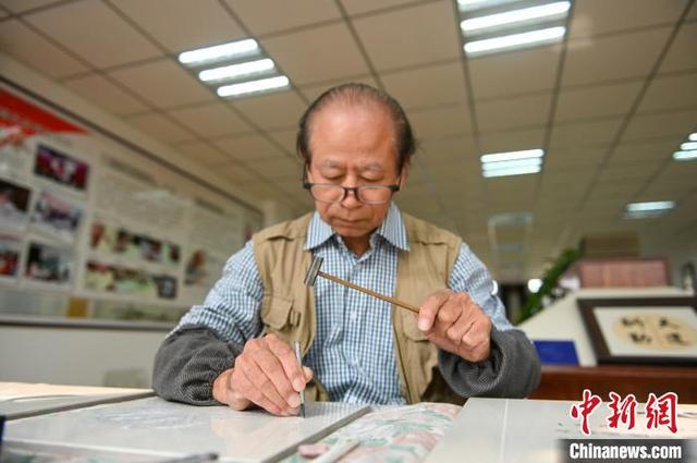 Китаец вырезал «Шэньянский музей Гугун» на керамической плитке