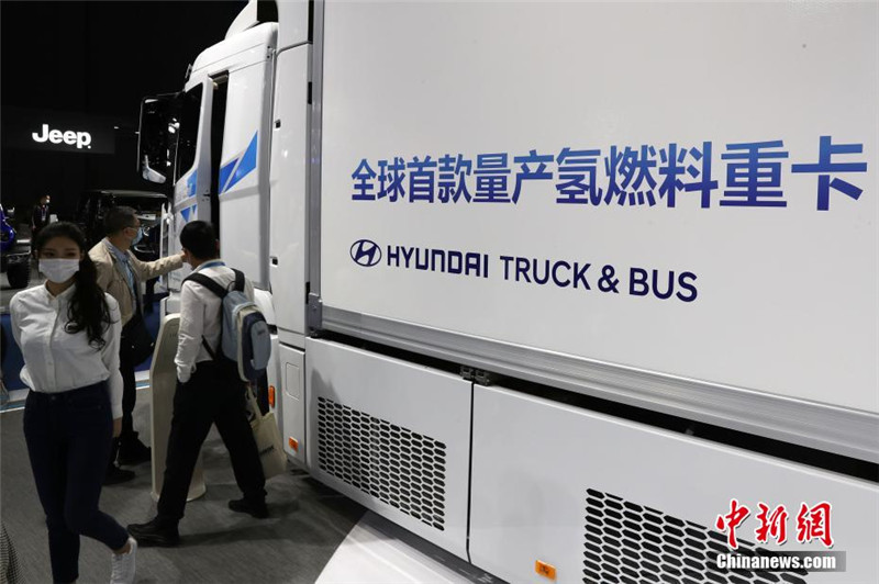 Первый в мире тяжелый грузовик серийного производства на водородном топливе появился на 3-ей Китайской международной импортной выставке