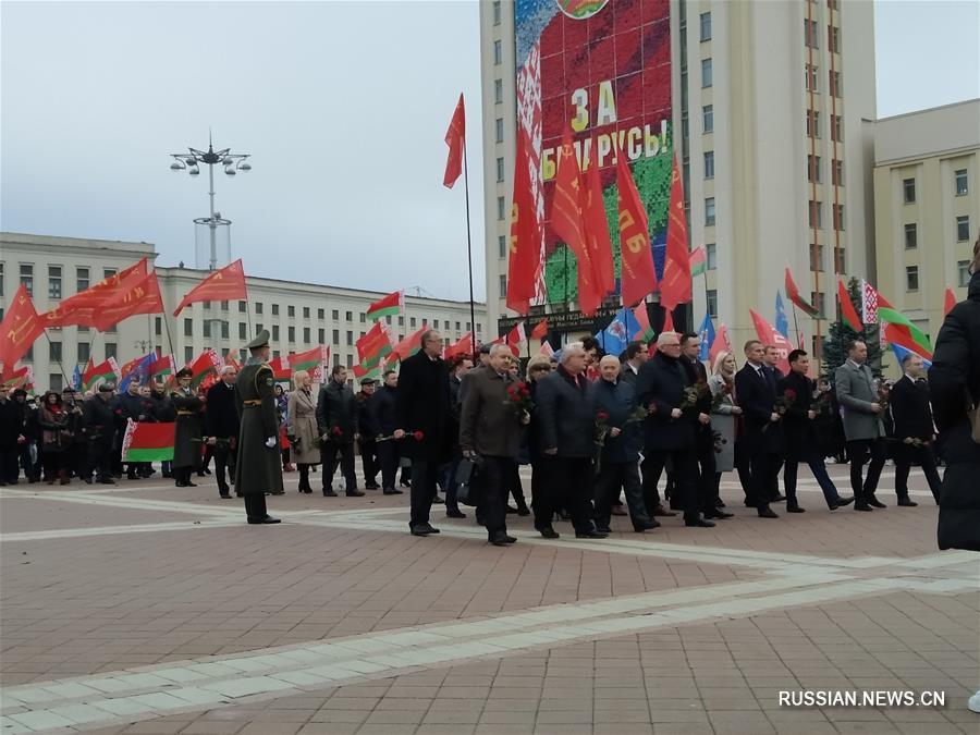 Возложение цветов к памятнику Ленину в Минске