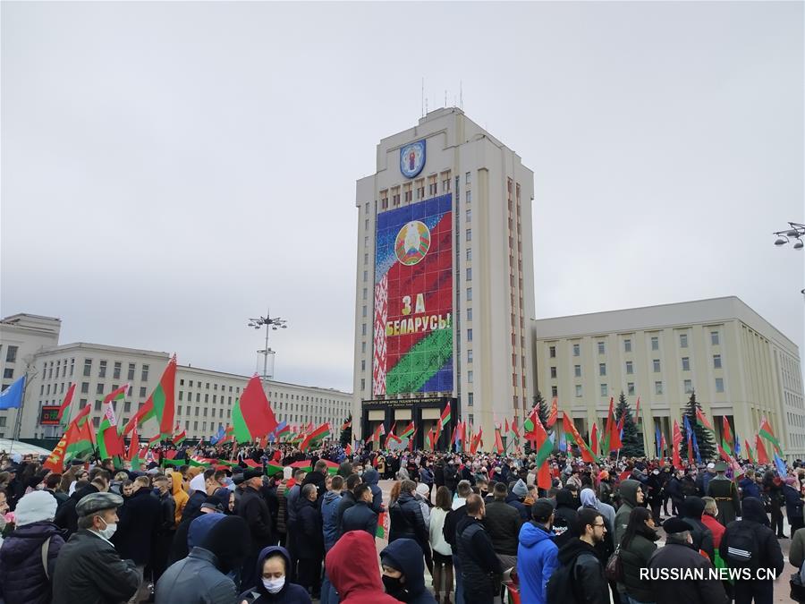 Возложение цветов к памятнику Ленину в Минске