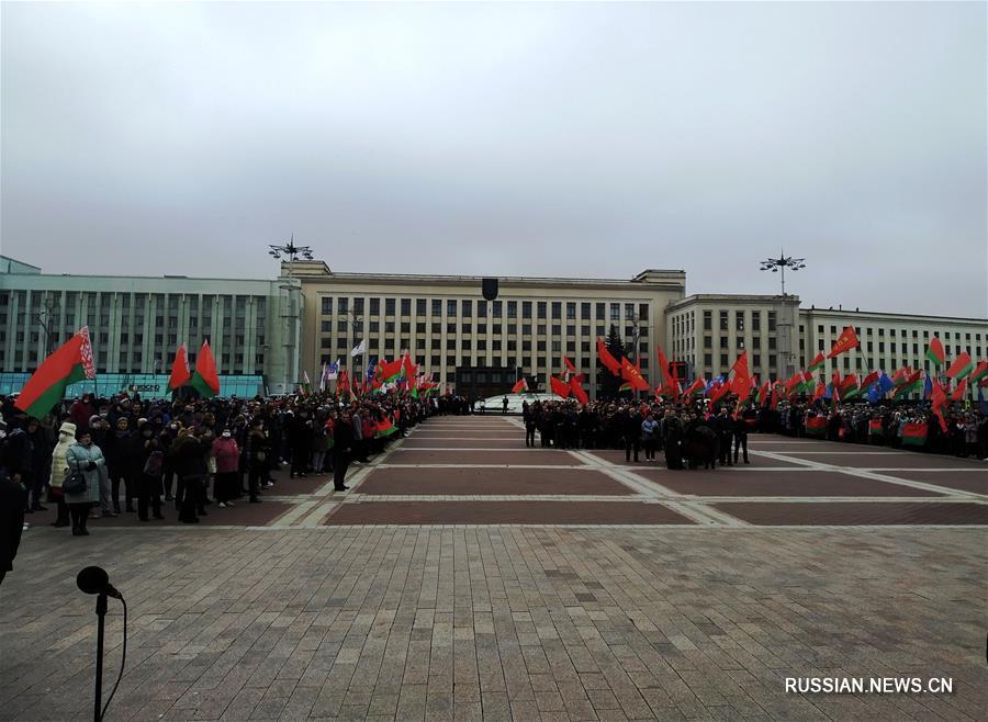 Возложение цветов к памятнику Ленину в Минске