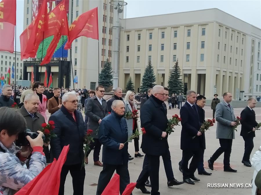 Возложение цветов к памятнику Ленину в Минске