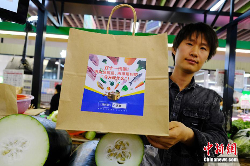 Китаец продает овощи в «слепых коробках»