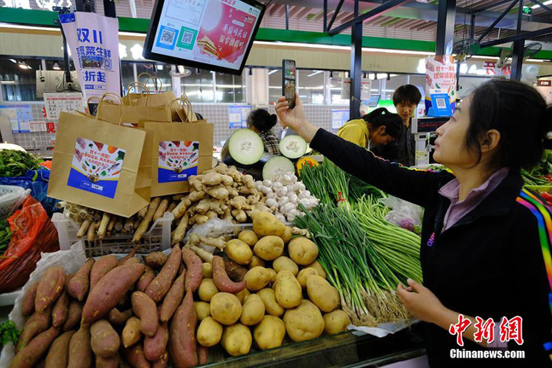 Китаец продает овощи в «слепых коробках»