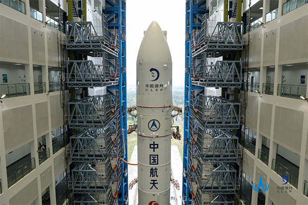 Ракета-носитель «Чанчжэн-5» в вертикальном положении доставлена в зону запуска космодрома Вэньчан