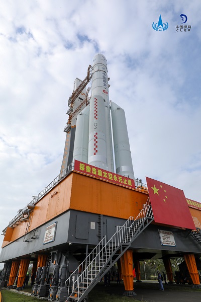 Ракета-носитель «Чанчжэн-5» в вертикальном положении доставлена в зону запуска космодрома Вэньчан
