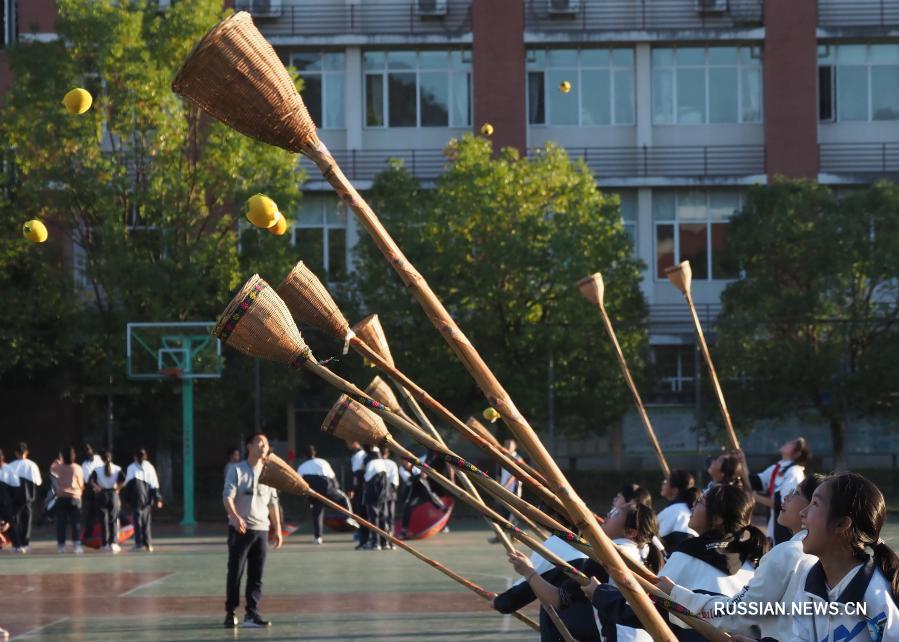 Учащихся в провинции Чжэцзян знакомят с традициями физической культуры народности шэ