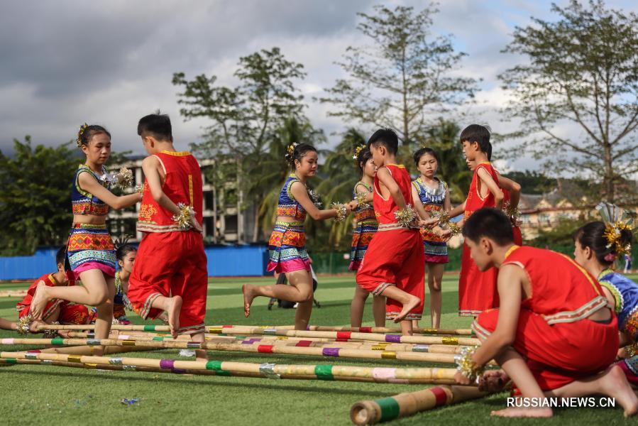 Школьный конкурс танца с бамбуковыми шестами в уезде Баотин