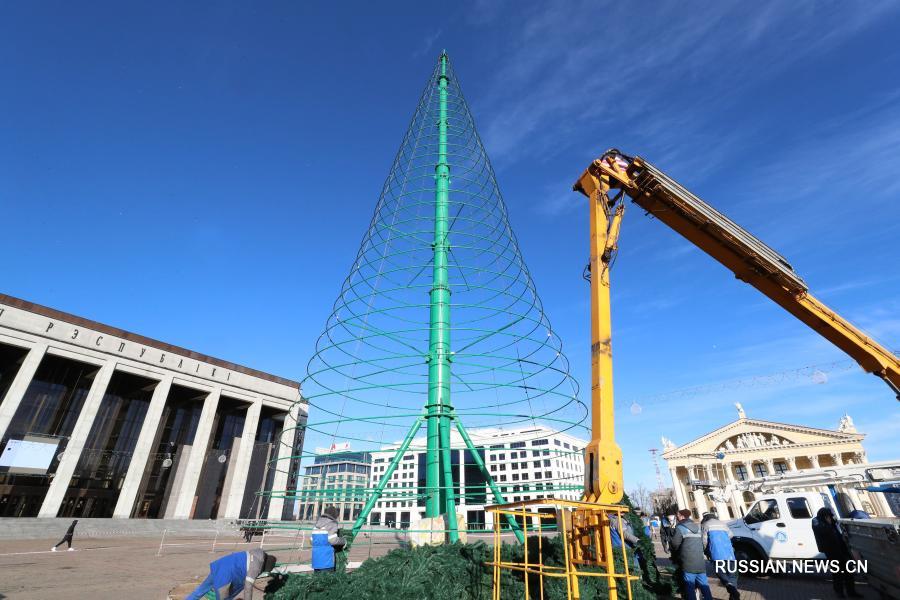 В столице Беларуси начали устанавливать главную новогоднюю елку