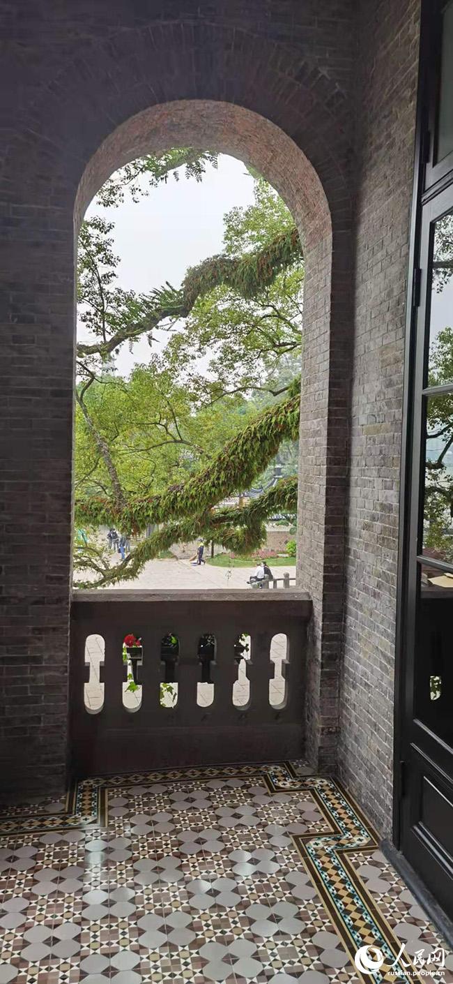 Иностранные интернет-знаменитости наслаждаются красотами острова Цзянсиньюй в Вэньчжоу