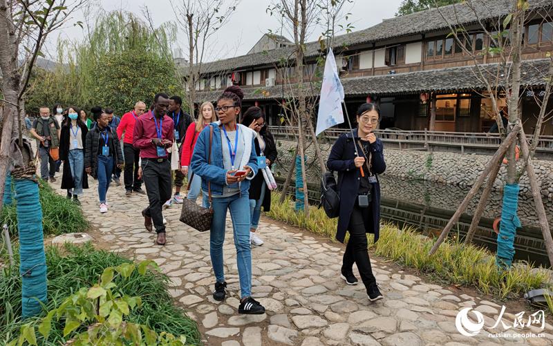Международные интернет-знаменитости посетили старинную улицу города Вэньчжоу