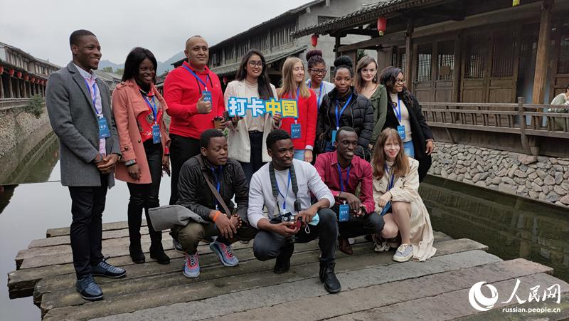 Международные интернет-знаменитости посетили старинную улицу города Вэньчжоу