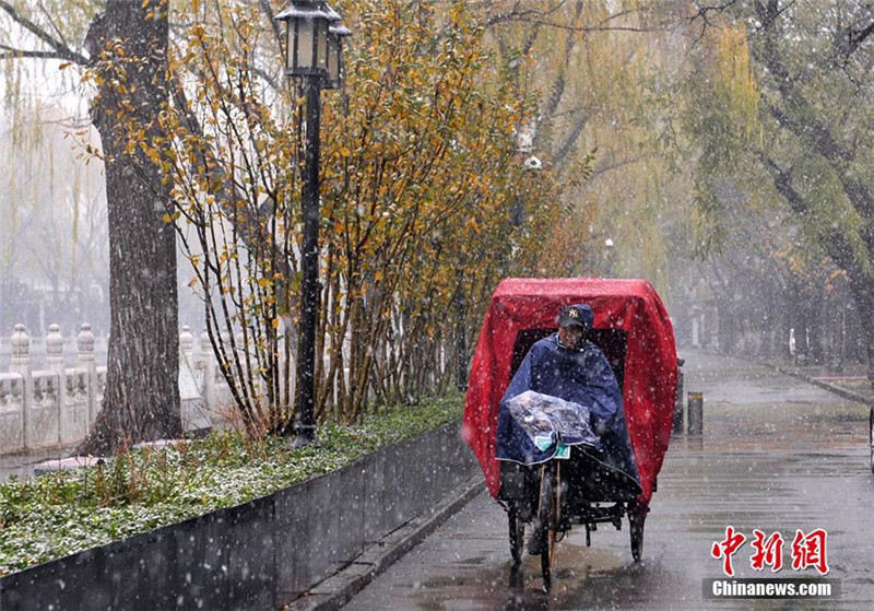 В городских районах Пекина выпал первый снег этой зимы