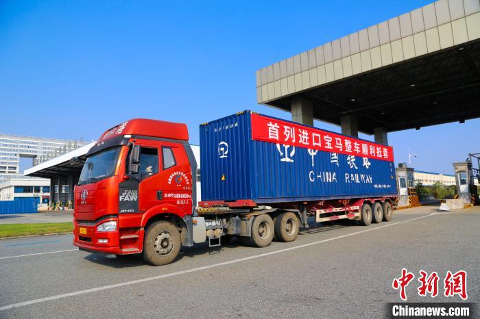 Первый специальный грузовой поезд с автомобилями «БМВ» приехал с польской станции Малашевичи в китайский город Чэнду 