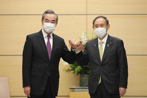 Премьер-министр Японии Есихидэ Суга провел встречу с Ван И