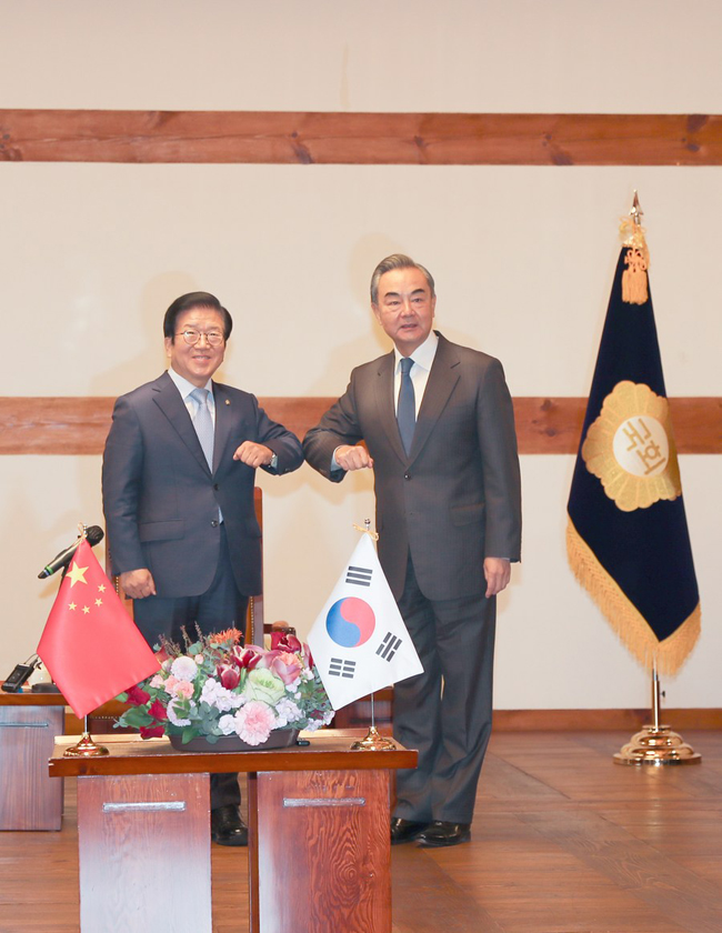 Ван И встретился со спикером парламента Республики Корея