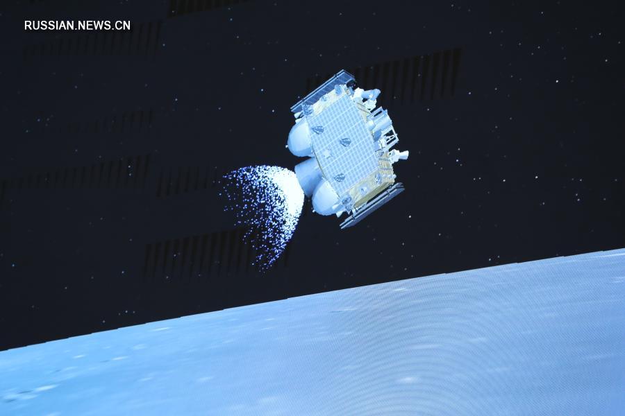 Взявший образцы лунного грунта китайский зонд "Чанъэ-5" взлетел с поверхности Луны