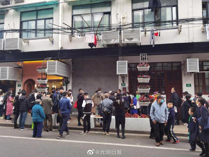 В Шанхае открылась кофейня, где кофе выдает "лапа медведя"