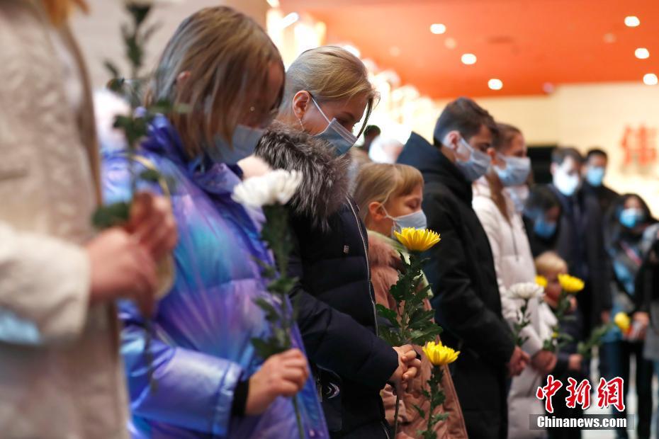 В Пекине открылась фотовыставка "Великая Отечественная война в объективе женщин-фотокорреспондентов"