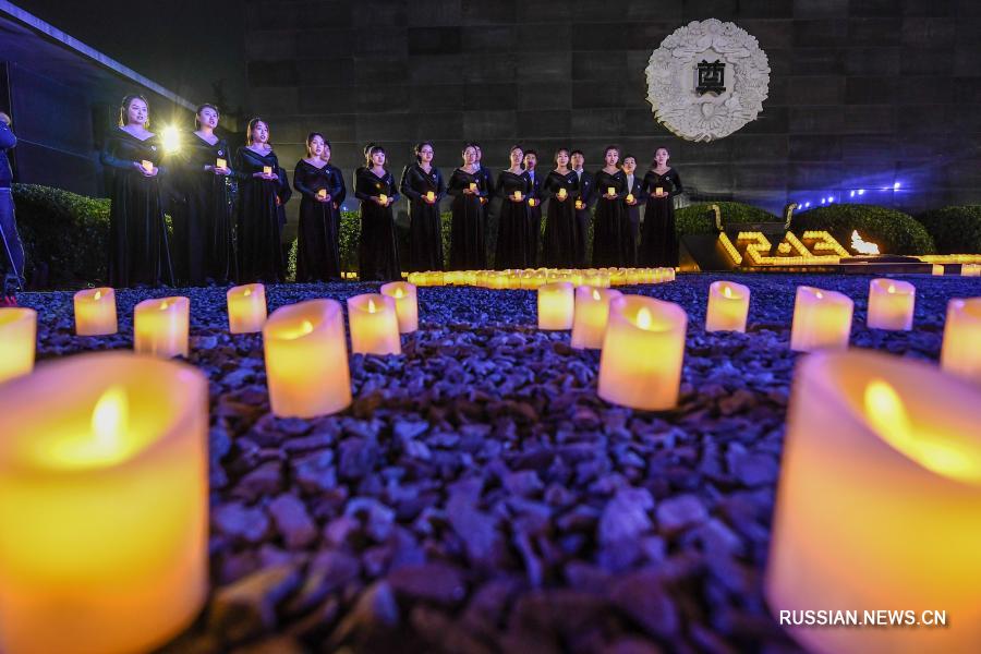 Зажженные свечи в Нанкине: скорбь по погибшим и желание мира