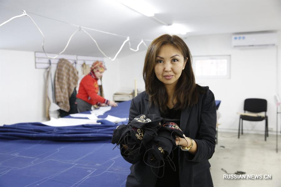 В Бишкеке начали производить дизайнерские маски для защиты от COVID-19 с национальным орнаментом