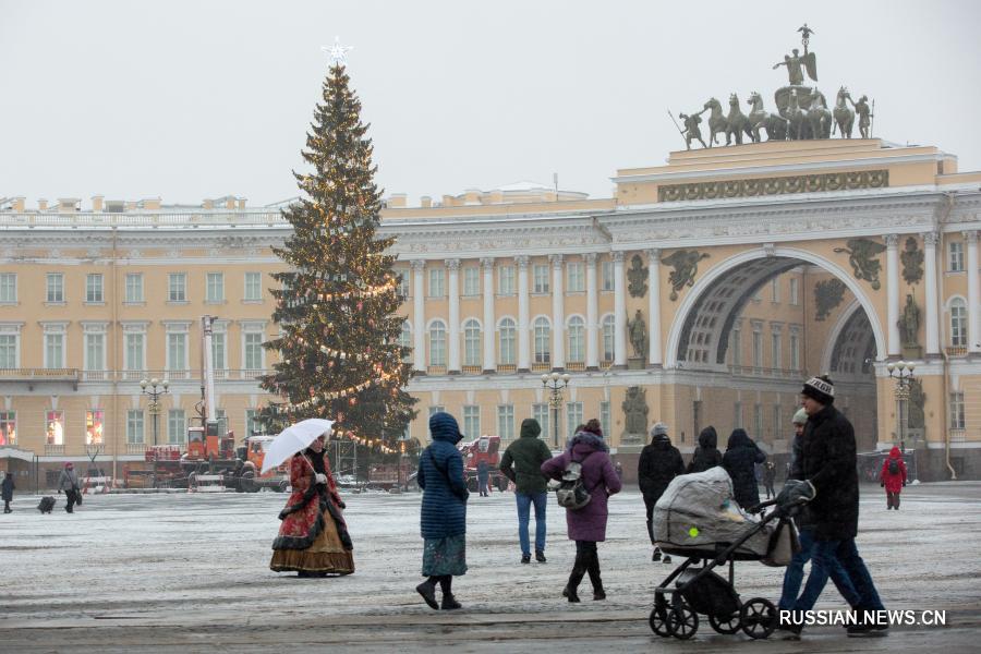 Новогодняя елка на Дворцовой площади в Петербурге
