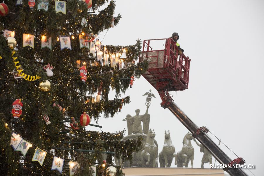 Новогодняя елка на Дворцовой площади в Петербурге