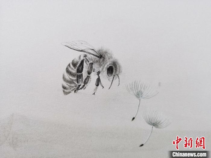 Китаец реалистично рисует насекомых