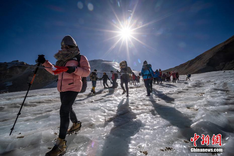 Около 200 любителей альпинизма совершили восхождение на пик Лодуй