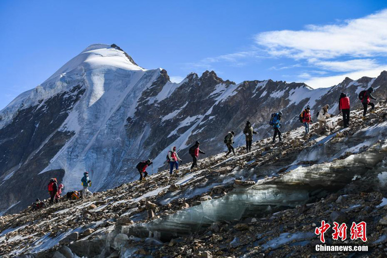 Около 200 любителей альпинизма совершили восхождение на пик Лодуй