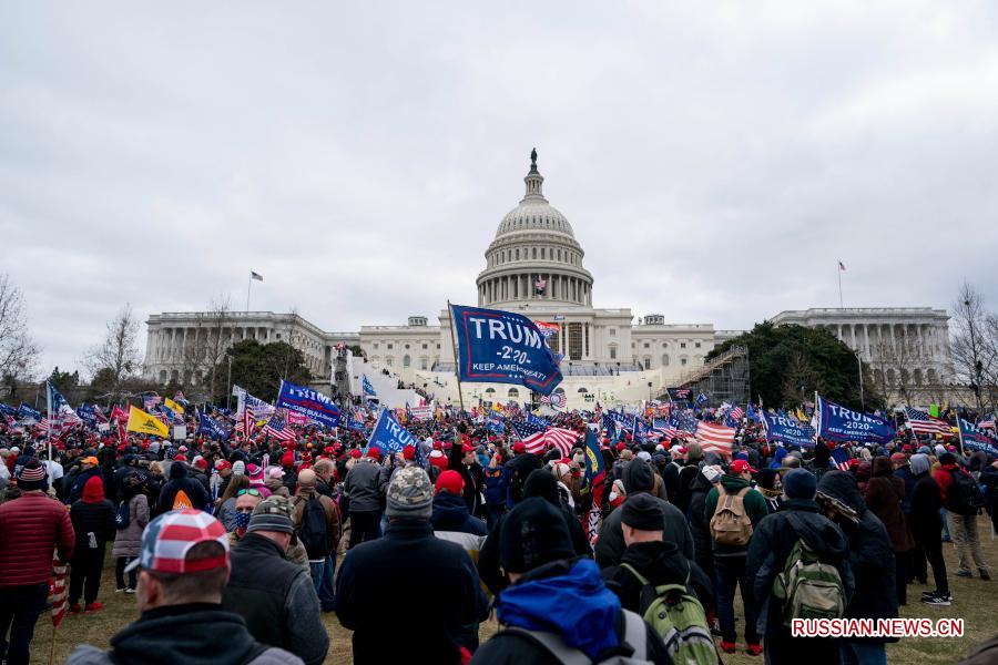 Протестующие в США прорвались в здание Капитолия, процесс подсчета голосов приостановлен