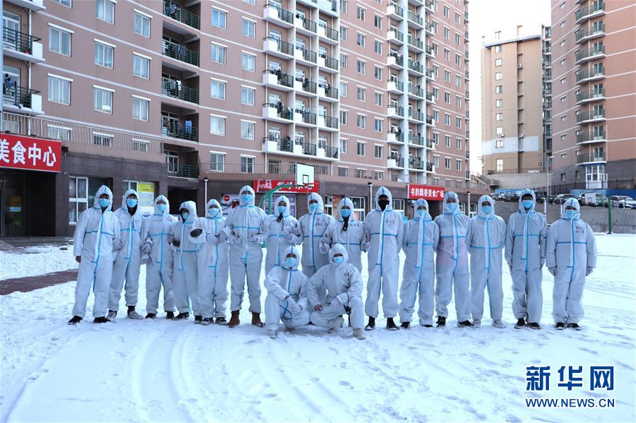 В городе Далянь волонтеры перевезли противоэпидемические средства во время снежной бури 