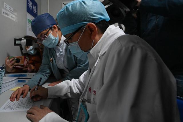 Китайский вирусолог получил вторую дозу вакцины от COVID-19