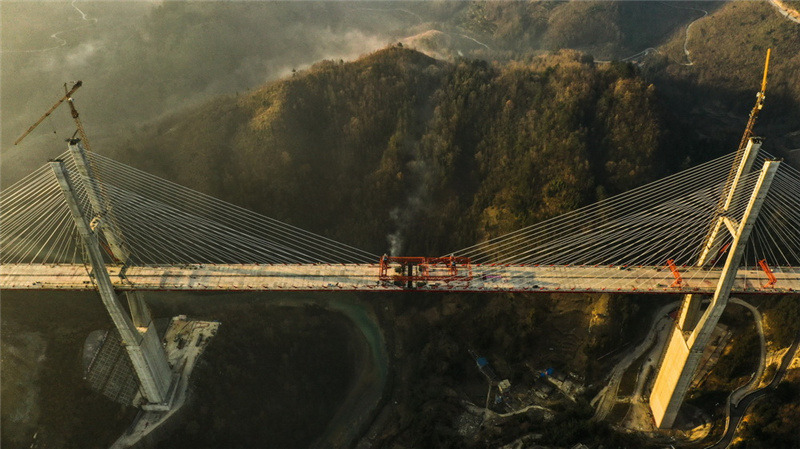 Крупный автомобильный мост в провинции Гуйчжоу успешно сомкнулся