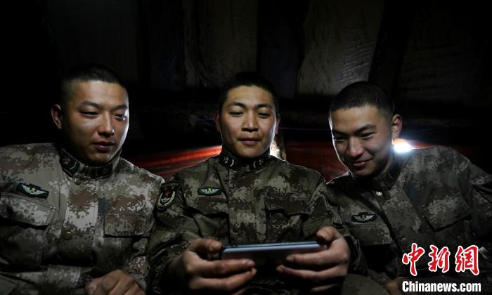На посту стационарного несения службы в безлюдной зоне Медог Тибетского военного округа провели интернет
