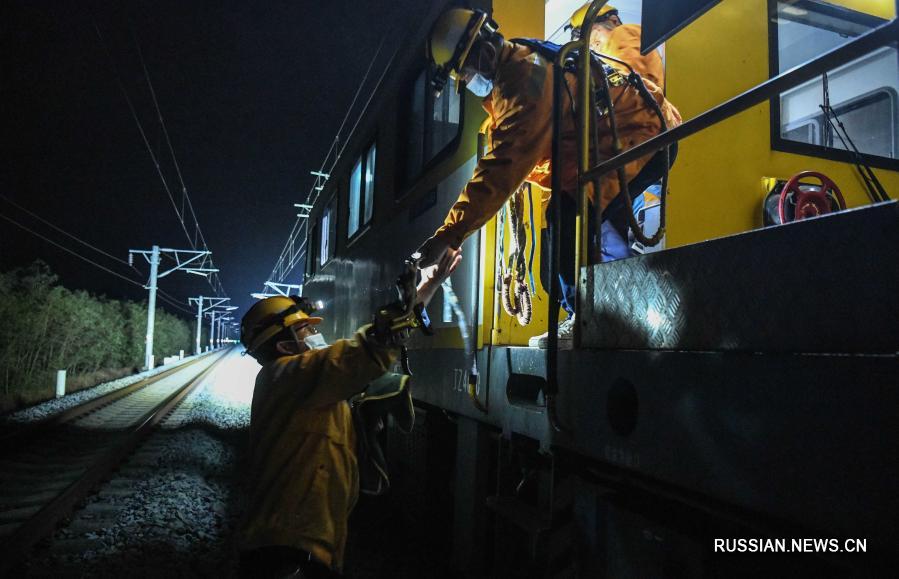 Ремонтные бригады в Наньнине ведут работы на железных дорогах не смыкая глаз